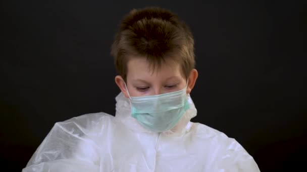 Niño Caucásico Joven Traje Protector Blanco Guantes Azules Pone Gafas — Vídeo de stock