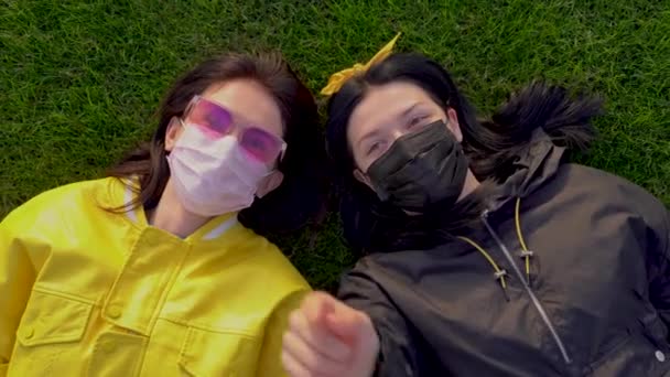 Schöne Kaukasische Frauen Medizinischen Schutzmasken Liegen Auf Grünem Gras Und — Stockvideo