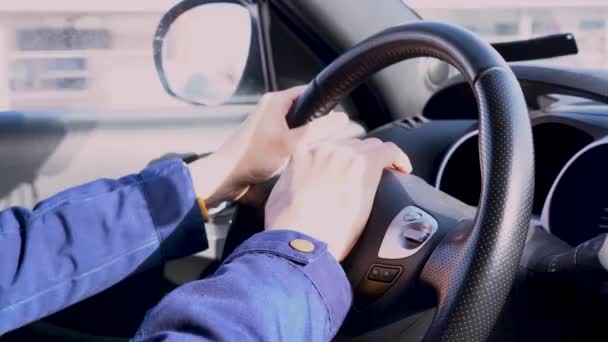 Mani Uomo Con Una Giacca Blu Invernale Tengono Volante Auto — Video Stock