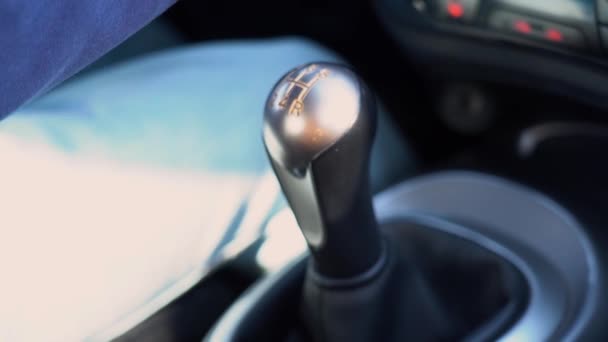 Een Hand Van Chauffeur Man Blauw Jasje Verschuift Handgeschakelde Versnelling — Stockvideo