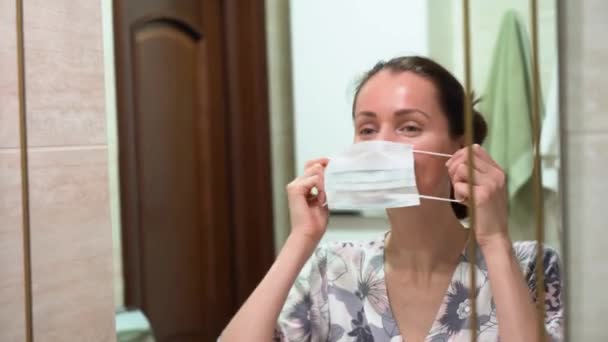 Uma Menina Bonita Feliz Roupão Noite Usa Uma Máscara Azul — Vídeo de Stock