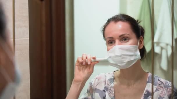 Portrét Nádherné Bělošky Noční Róbě Kimono Modrou Ochrannou Maskou Vyčistit — Stock video