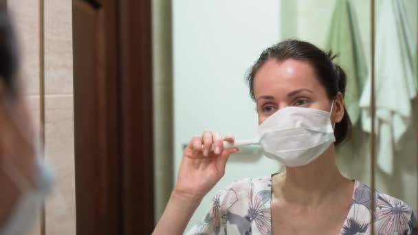 Hezká Brunetka Žena Květinové Blůze Kimono Nosit Modrou Ochrannou Masku — Stock video