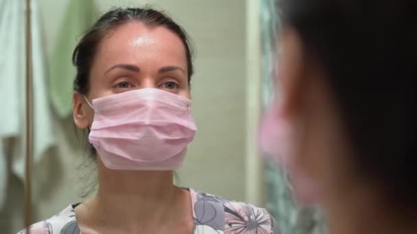 Jong Mooi Brunette Meisje Nacht Shirt Dragen Roze Beschermend Masker — Stockvideo