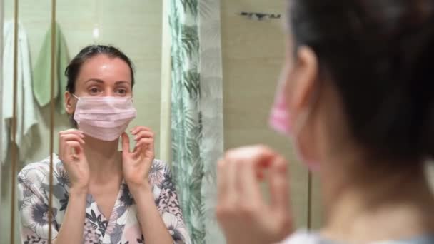 Menina Russa Maravilhosa Com Pão Cabelo Pijama Floral Colocar Máscara — Vídeo de Stock