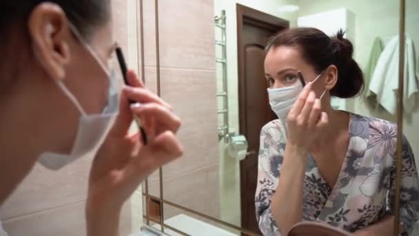 Ragazza Carina Una Maschera Medica Blu Protettiva Vestaglia Floreale Correggendo — Video Stock