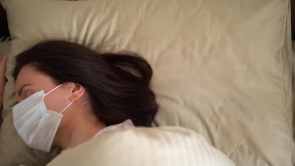 Портрет Прекрасной Спящей Брюнетки Цветочной Блузке Кимоно Синей Защитной Медицинской — стоковое видео