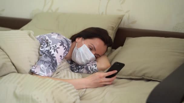 Koruyucu Tıbbi Maskeli Çiçekli Esmer Kadın Her Gün Telefonla Aranan — Stok video