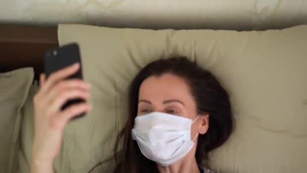 Retrato Chica Caucásica Bonita Enferma Máscara Protectora Médica Almohada Cama — Vídeos de Stock