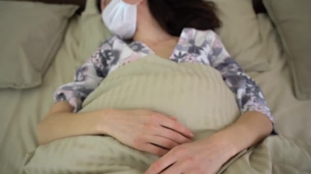 Yalnız Hoş Esmer Uzun Siyah Saçlı Çiçekli Pijamalı Battaniye Altında — Stok video