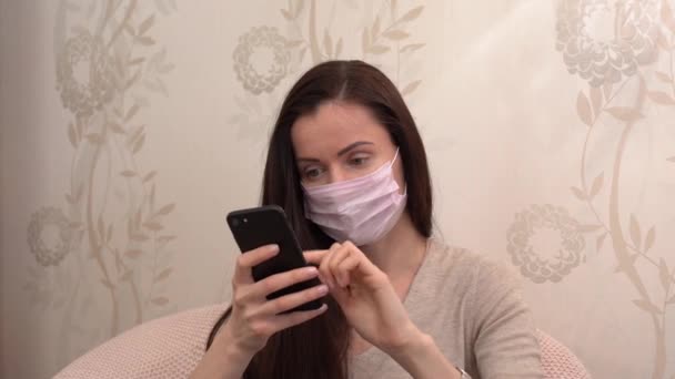 Mooie Tiener Meisje Met Brunet Haar Beschermende Medische Roze Gezichtsmasker — Stockvideo