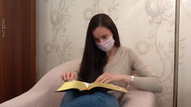 Joven Hermosa Mujer Morena Caucásica Blusa Beige Rosa Máscara Protectora — Vídeos de Stock