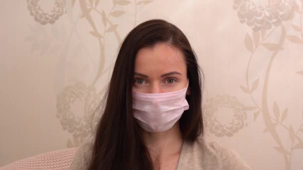 Pembe Koruyucu Tıbbi Maske Takan Güzel Beyaz Esmer Kadın Yüzünü — Stok video