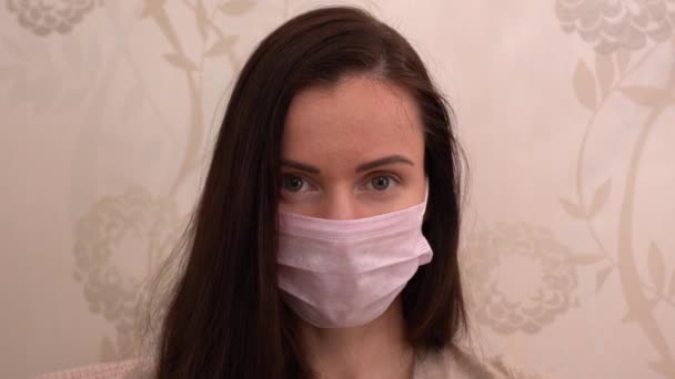 Mulher Morena Russa Atraente Rosa Proteção Máscara Facial Médica Olha — Vídeo de Stock