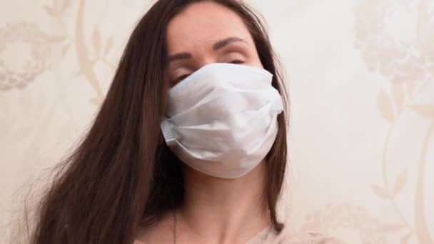 Belle Fille Malade Brune Caucasienne Chemisier Beige Porter Masque Médical — Video