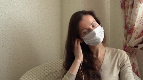 Wunderbare Kranke Frau Medizinischer Schutzmaske Mit Langen Braunen Haaren Beigefarbenen — Stockvideo