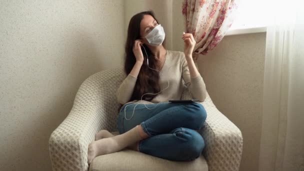 Όμορφη Χαριτωμένο Καυκάσιος Μελαχρινή Κοπέλα Προστατευτική Ιατρική Μάσκα Προσώπου Μπεζ — Αρχείο Βίντεο