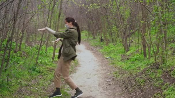 Šťastná Mladá Brunetka Nosí Lékařskou Ochrannou Masku Culíky Skoky Tančí — Stock video