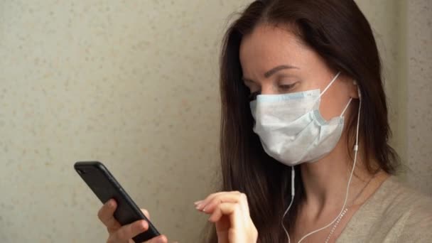 Tiener Meisje Beschermende Medische Masker Gebruik Maken Van Zwarte Mobiele — Stockvideo