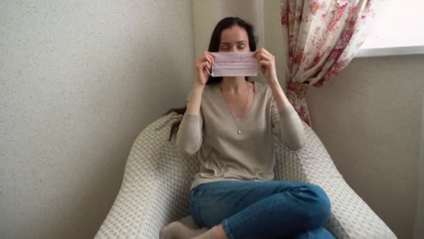 Atrakcyjna Młoda Nastolatka Długimi Brązowymi Włosami Beżowym Swetrze Siedząca Fotelu — Wideo stockowe