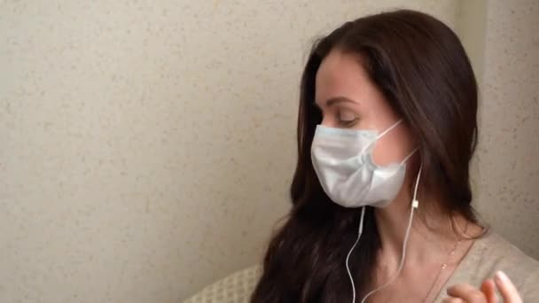 Sama Šťastná Mladá Krásná Nemocná Dívka Ochranné Masky Dlouhými Hnědými — Stock video