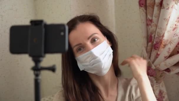 Encantadora Mujer Morena Caucásica Usar Máscara Médica Protectora Blusa Beige — Vídeos de Stock