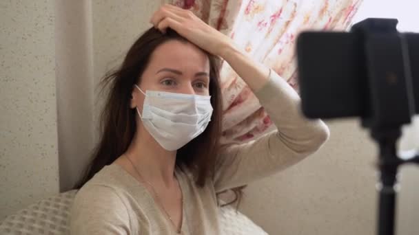 Egy Fiatal Kaukázusi Fiatal Lány Portréja Barna Hajjal Orvosi Maszkban — Stock videók