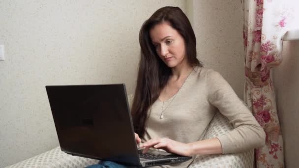 Schöne Junge Brünette Mädchen Freelancer Mit Schwarzen Laptop Auf Knien — Stockvideo