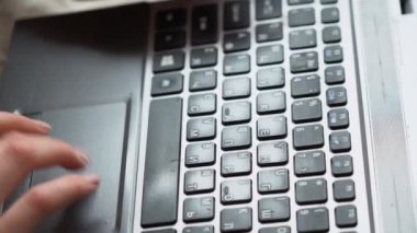 Beyaz kadın, ofis bilgisayarında çalışan serbest çalışan biri. Dizüstü bilgisayarda parmaklarıyla klavye yazan genç kadın elleri kapatın. İş kadını iş mektubu yazar, e-posta atar, internette sörf yapar..