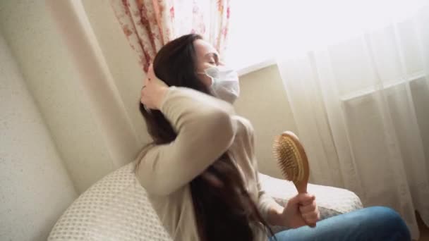 Menina Bonita Nova Com Cabelos Castanhos Longos Máscara Protetora Médica — Vídeo de Stock