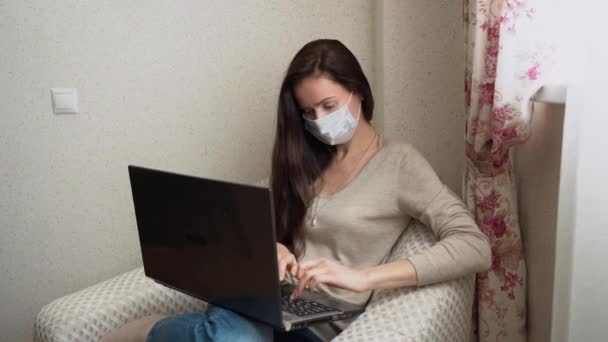 Freelancer Menina Bonita Trabalhando Laptop Mulher Caucasiana Máscara Protetora Camisola — Vídeo de Stock
