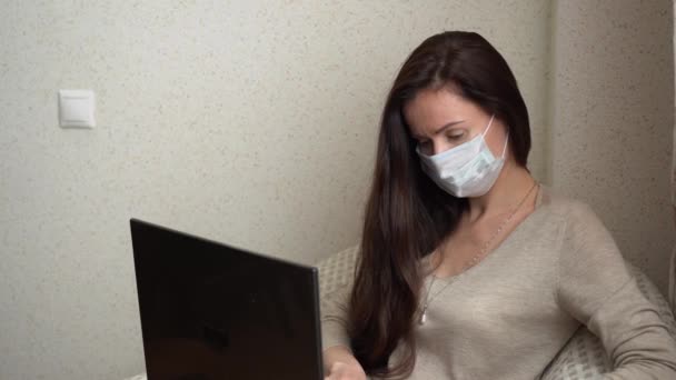 Nastolatka Pracująca Domu Laptopie Brunetka Medycznej Masce Ochronnej Beżowej Bluzce — Wideo stockowe