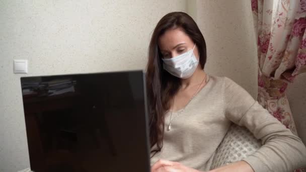 Aantrekkelijk Meisje Bescherming Medisch Gezichtsmasker Beige Blouse Met Lang Bruin — Stockvideo