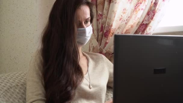 Close Donna Affari Protettiva Maschera Medica Lavoro Remoto Sul Computer — Video Stock