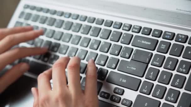 ノートブックキーボードにテキストを入力する女性の手 10代の女の子のフリーランスはノートパソコンで働いています 女性は コンピュータ上でネットサーフィンを閉じる電子メールに返信します パンデミック隔離時代のリモートホームワーク — ストック動画