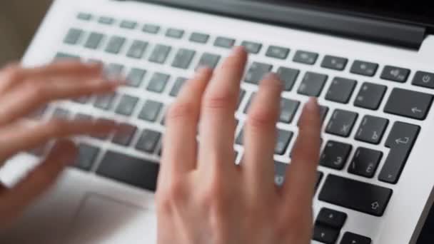 在家里用笔记本电脑键盘为无法辨认的女性精细小手进行远程在线工作 女商人用文字打字 回复电子邮件 在笔记本上上网 顶部视图 靠近点 — 图库视频影像