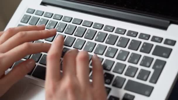 10代の女の子のフリーランサーはノートパソコンを閉じます 女性の薄い手のノートブックキーボードにテキストを入力します 女性は コンピュータ上でネットサーフィン 電子メールに応答します パンデミック隔離時代のリモートホームワーク トップ表示 — ストック動画