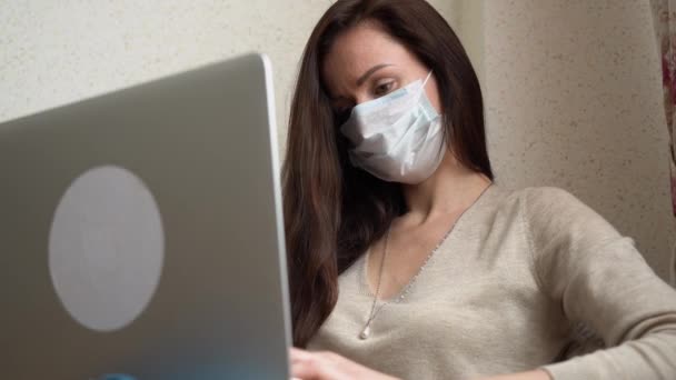 Maskeli Uzun Kahverengi Saçlı Dizüstü Bilgisayar Kullanan Evde Çalışan Serbest — Stok video
