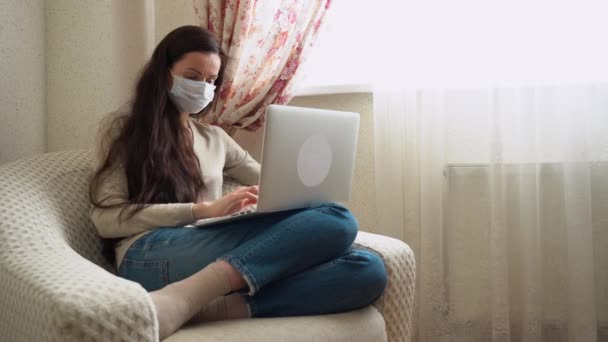 Mulher Morena Branca Bonita Máscara Protetora Remota Trabalhando Laptop Casa — Vídeo de Stock