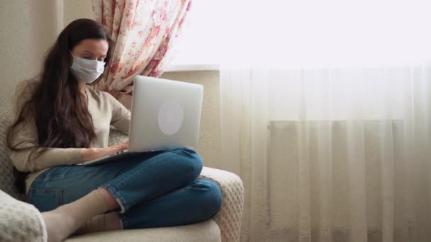 Ładna Nastolatka Pracuje Laptopie Domu Przez Okno Kobieta Długimi Brązowymi — Wideo stockowe