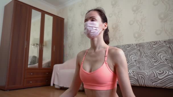 Здоровый Молодой Роскошный Европеец Подходит Девушка Носить Розовое Лицо Медицинскую — стоковое видео