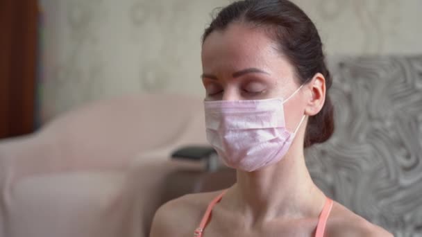 Giovane Donna Bruna Malata Caucasica Rosa Maschera Protettiva Medica Siede — Video Stock