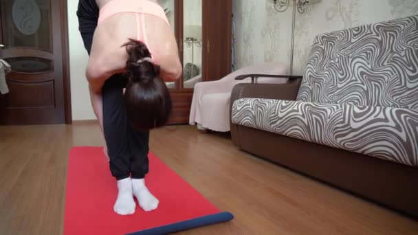 Koruyucu Esmer Hasta Bir Kadın Spor Kıyafetleriyle Maske Takıyor Yoga — Stok video