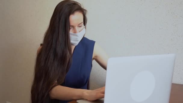 Junge Brünette Unternehmerin Mit Laptop Schreibnotizen Stehen Schreibtisch Hause Frau — Stockvideo