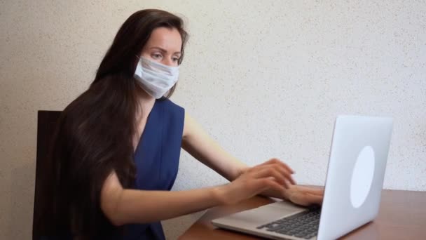 Doente Bela Mulher Negócios Morena Máscara Protetora Usando Laptop Casa — Vídeo de Stock