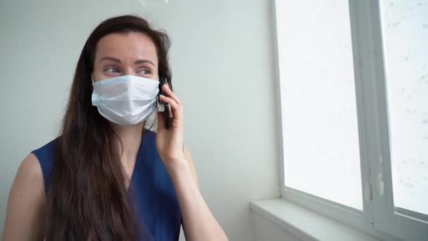 Attraktiv Leende Brunett Kvinna Blå Klänning Bära Skyddande Medicinsk Ansiktsmask — Stockvideo