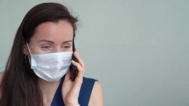 Prachtig Ziek Jong Meisje Blauwe Kleren Dragen Beschermende Medische Gezichtsmasker — Stockvideo