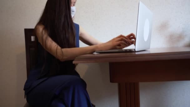 Mujer Caucásica Con Cabello Castaño Traje Oficina Azul Máscara Protectora — Vídeo de stock