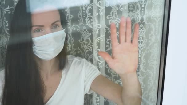 Kranke Kaukasische Isolierte Junge Brünette Frau Weißer Medizinischer Schutzmaske Legt — Stockvideo