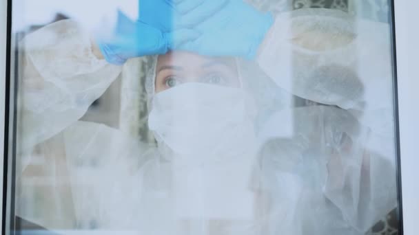 Mulher Doente Com Infecção Por Coronavírus Terno Protetor Branco Máscara — Vídeo de Stock
